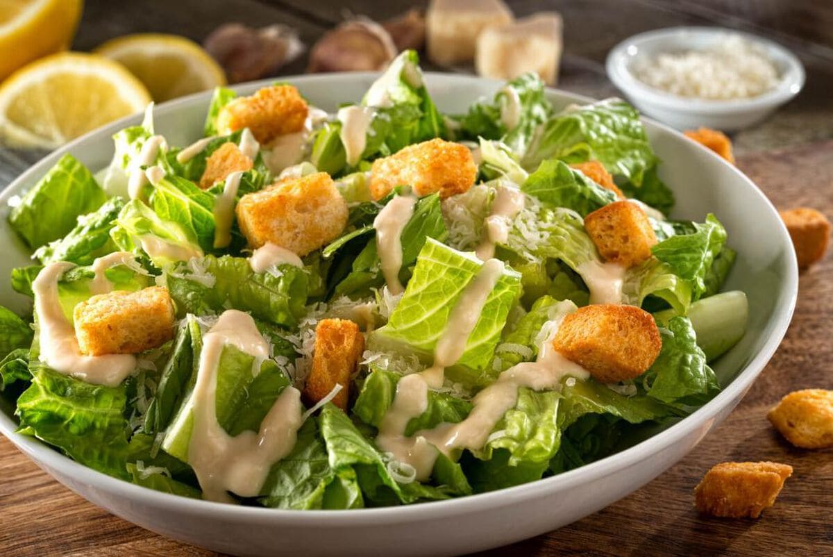 C&ocirc;ng Thức Salad Caesar G&agrave; Chuẩn Nh&agrave; H&agrave;ng 5 Sao: B&iacute; Mật Nằm Ở Sốt V&agrave; B&aacute;nh M&igrave; Sấy Gi&ograve;n