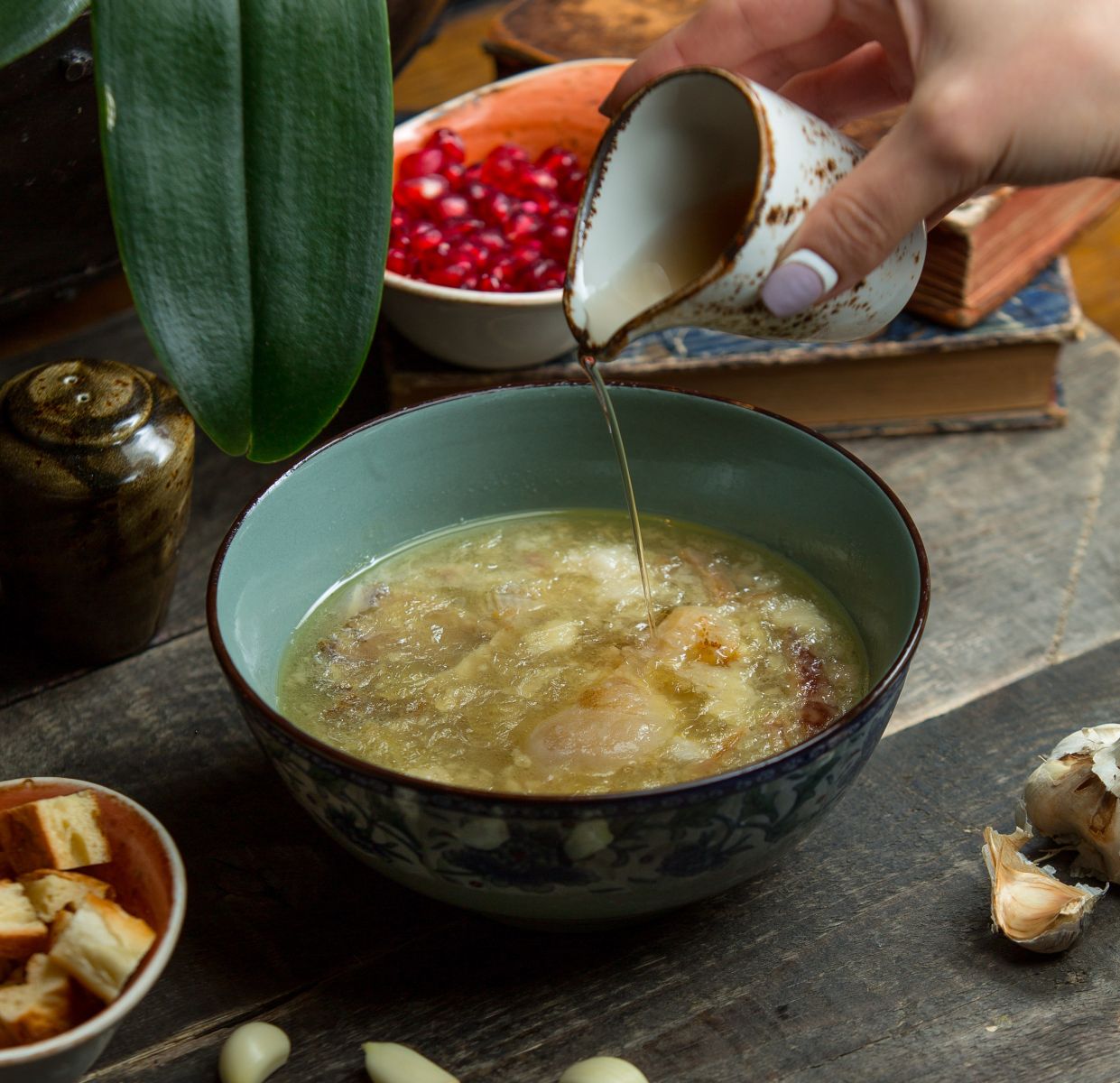 Nước dùng phở bò Hà Nội mang lại hương vị thơm ngọt đặc biệt cho món ăn 