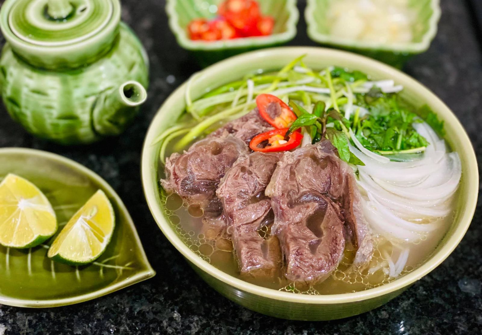 Nước phở thơm ngon là linh hồn để tạo nên món phở bò truyền thống đậm chất Hà thành 