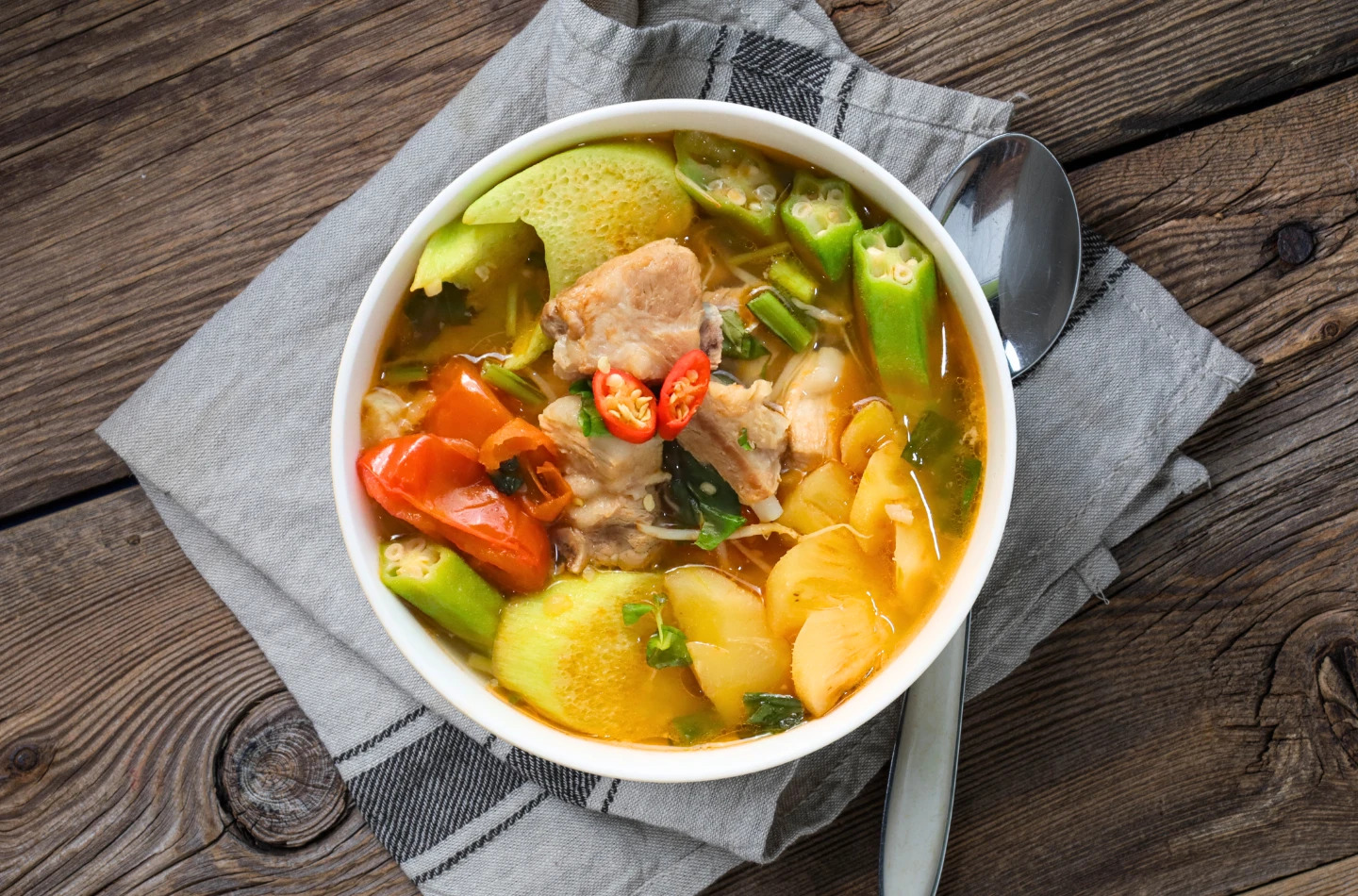 Canh chua dọc mùng nấu với sườn non là một biến tấu lạ miệng cho mâm cơm dịp 30/4