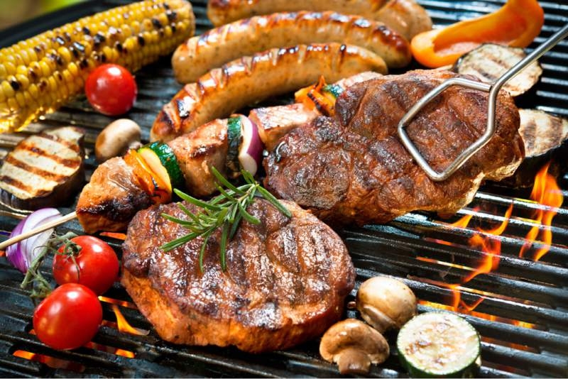 Chuẩn bị đầy đủ đồ dùng và thực phẩm để tiệc nướng BBQ thêm trọn vẹn 