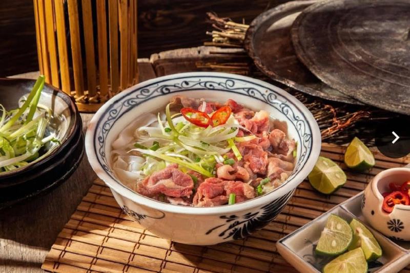 Trình bày phở bò Hà Nội chuẩn vị như chuyên gia 