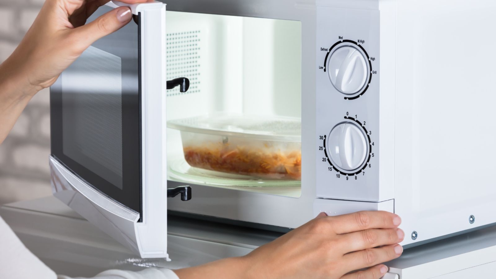 Chăm sóc lò vi sóng đúng cách là một sự đầu tư đơn giản mang lại lợi ích to lớn 