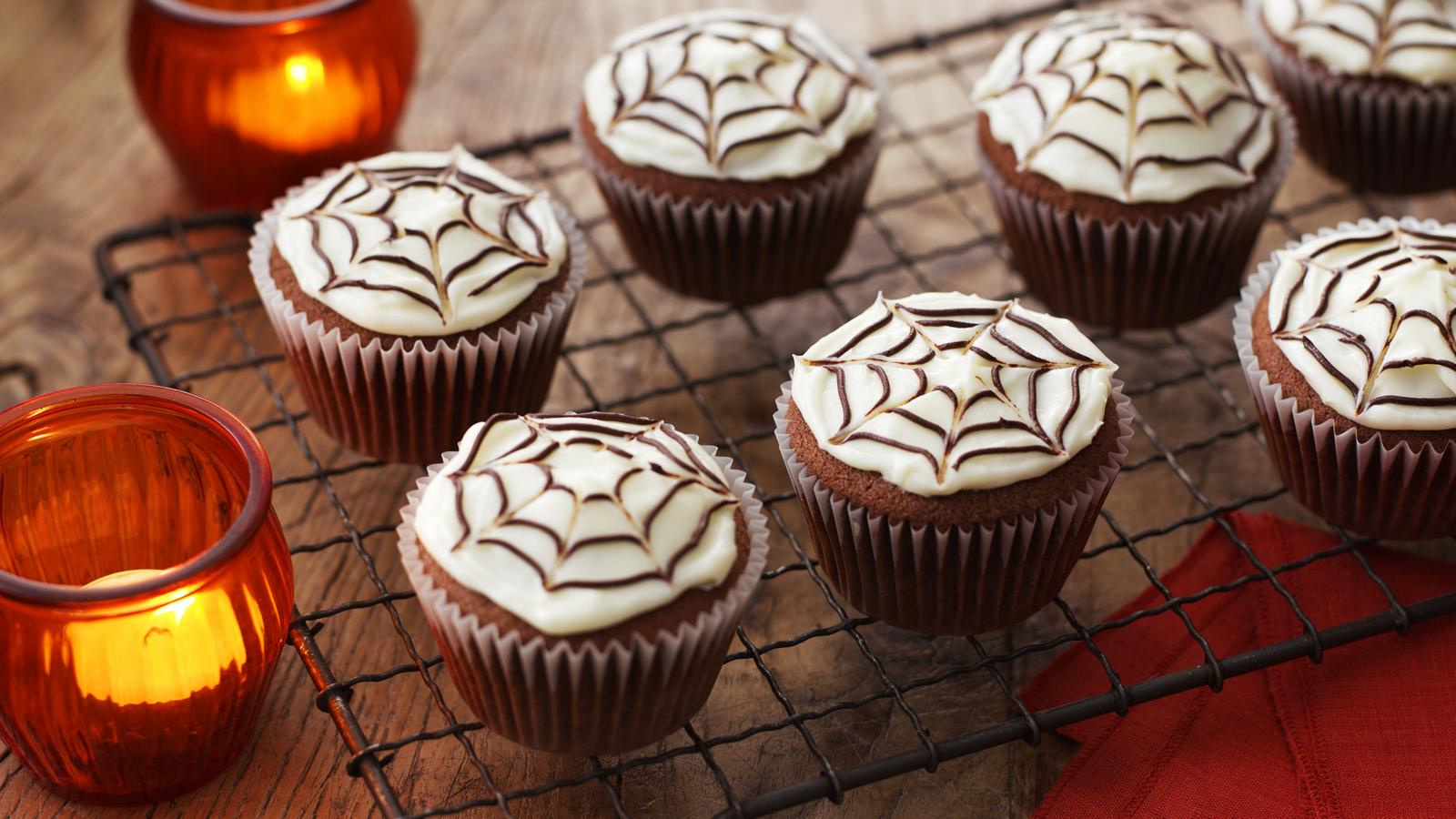Bánh Bí Ngô Cupcake Mạng Nhện (Pumpkin Spiderweb Cupcakes)