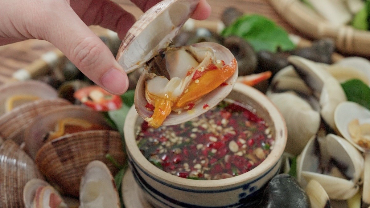 Món ốc luộc nóng hổi trở thành "món quà vặt" đường phố được săn đón nhất