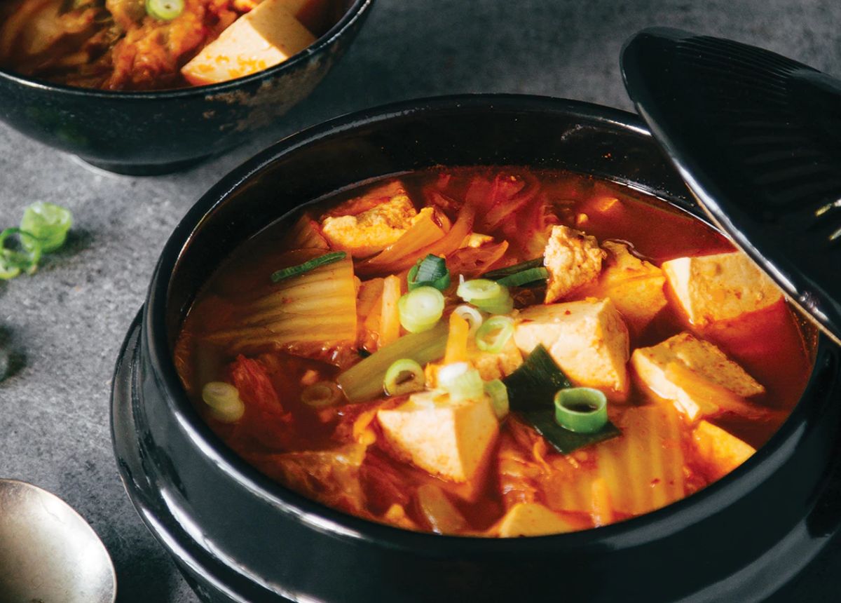 Nồi Kimchi Jjigae sôi sùng sục, chuẩn vị Hàn Quốc, ấm lòng ngày mưa