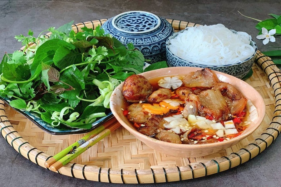 Trình bày và thưởng thức món bún chả Hà Nội 