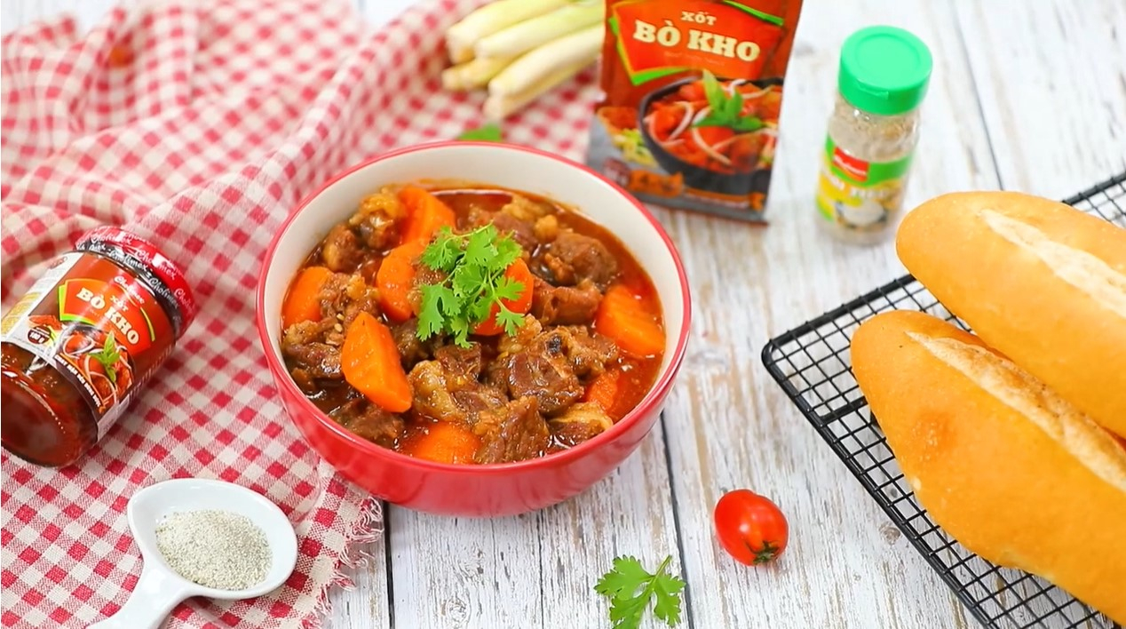 Thịt bò được ướp đậm đà với gói gia vị bò kho và rượu, sẵn sàng cho món ăn thơm lừng